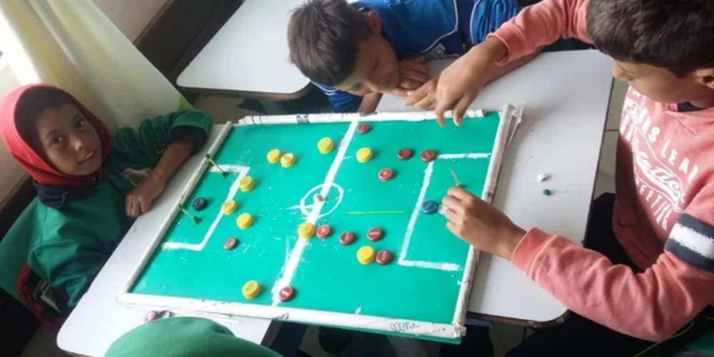 Imagem ilustrativa da imagem Turma confecciona campo de futebol com tampinhas