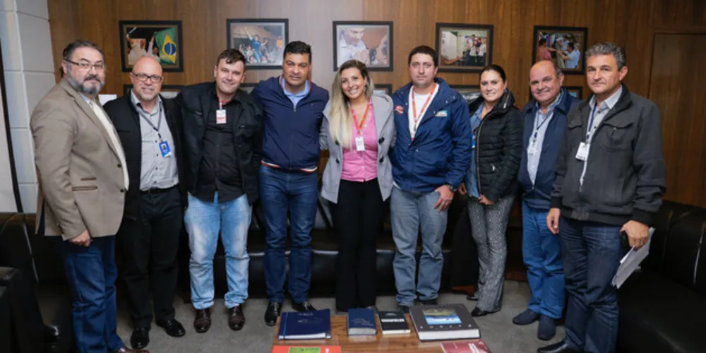Imagem ilustrativa da imagem Prefeitura recebe doação de tintas para pintura de Locomotiva