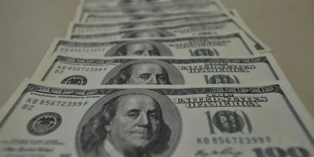 Imagem ilustrativa da imagem Dólar fecha em alta pelo 6º dia e atinge R$ 4,055
