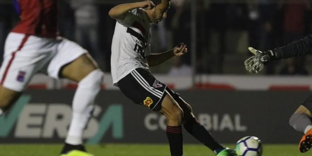 Imagem ilustrativa da imagem Paraná segura pressão e empata com o líder São Paulo