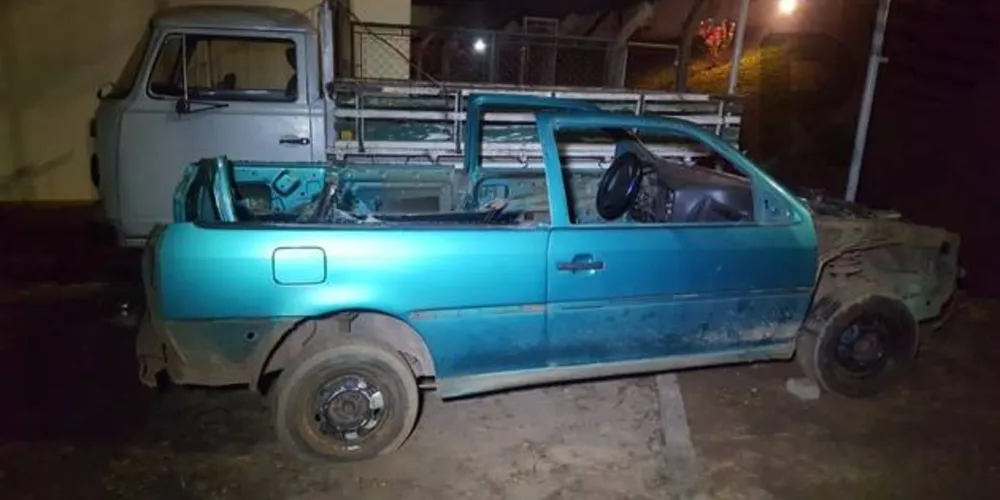Imagem ilustrativa da imagem Carro furtado tem peças e teto levados por ladrões