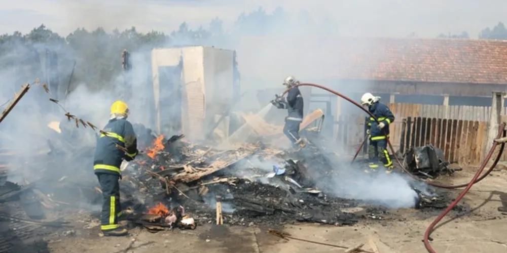 Imagem ilustrativa da imagem Bombeiros combatem incêndio em residência de PG