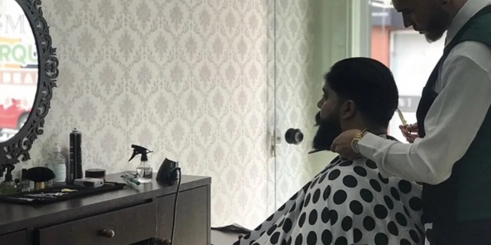 Um dos estilos mais pedidos para destacar a barba entre os homens de PG