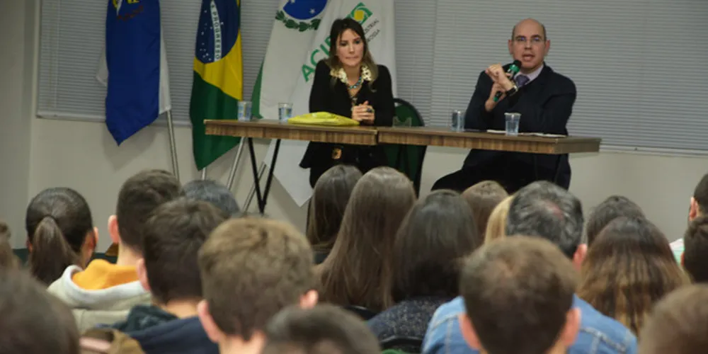 Imagem ilustrativa da imagem Curso de Direito do Cescage debate violência doméstica