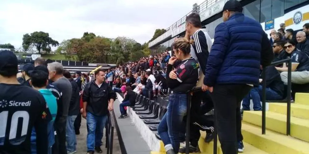 Imagem ilustrativa da imagem Torcedores lotam estádio para empurrar o Operário