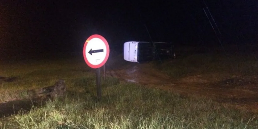 Imagem ilustrativa da imagem Idoso perde controle de ônibus e morre em acidente na BR-116