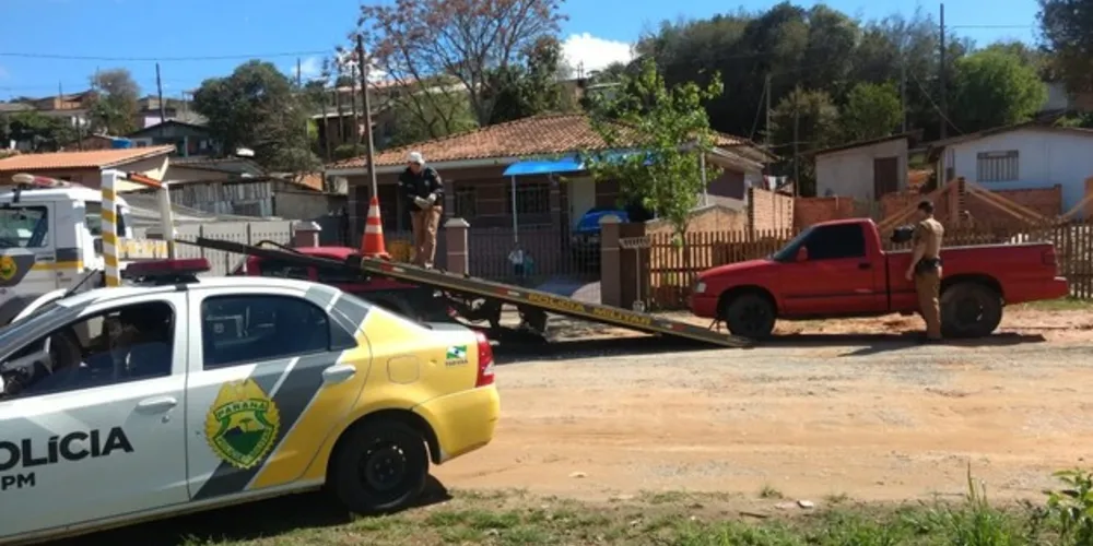 Imagem ilustrativa da imagem PM recolhe caminhonete por abandono em PG
