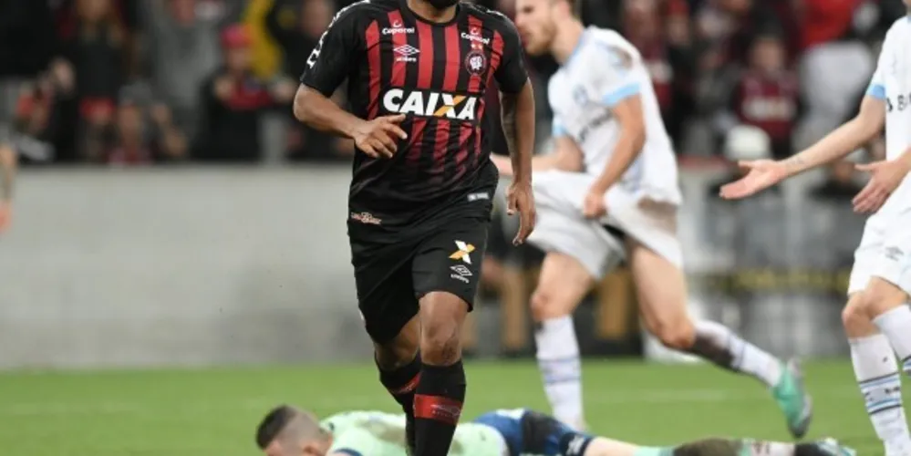 Imagem ilustrativa da imagem Atlético-PR derrota o Grêmio e deixa zona do rebaixamento
