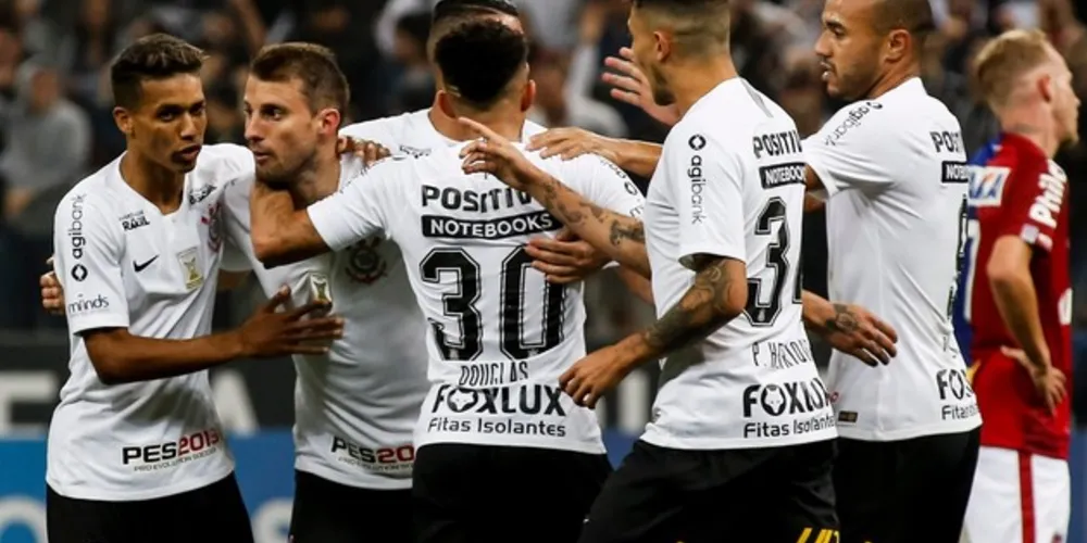 Imagem ilustrativa da imagem Corinthians bate o Paraná e volta a vencer no Brasileirão