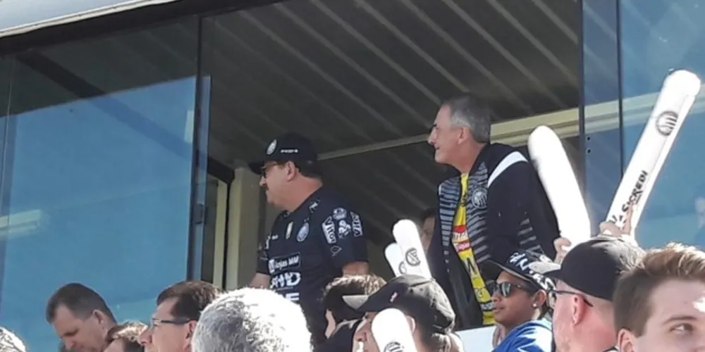Ratinho veste a camisa alvinegra e acompanha atentamente a partida