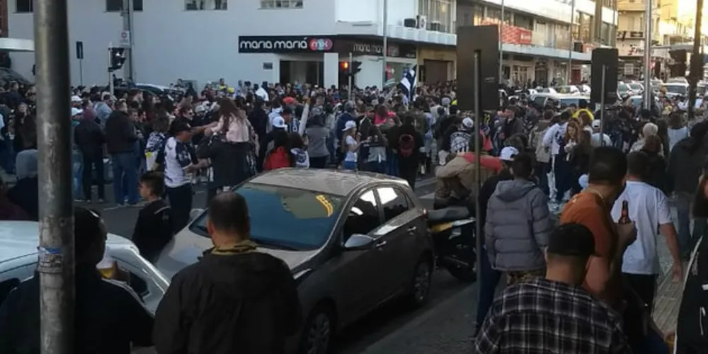 Imagem ilustrativa da imagem Torcida toma conta da Vicente Machado após acesso