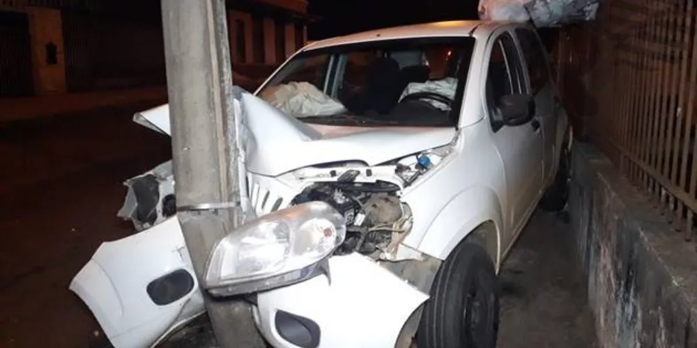 Imagem ilustrativa da imagem Carro fica destruído após bater contra poste em Uvaranas