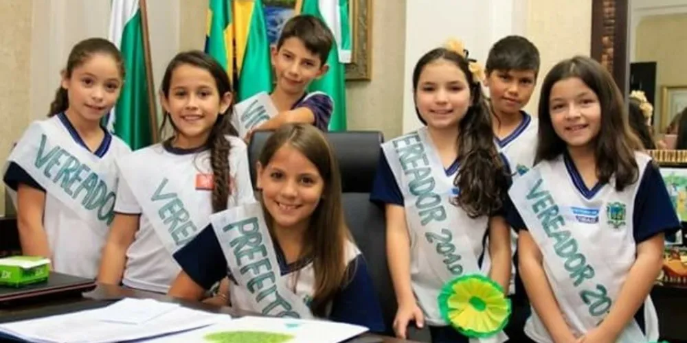 Imagem ilustrativa da imagem Alunos são empossados após eleições fictícias