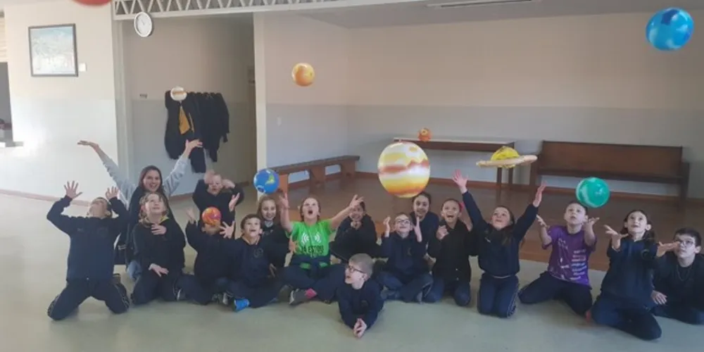 Imagem ilustrativa da imagem Alunos brincam com planetas em Carambeí