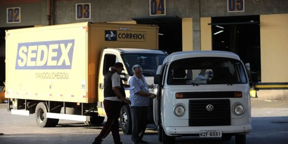 com o aumento das compras em sites e empresas do exterior, o volume de mercadorias que os Correios recebe do exterior cresceu de forma inesperada
