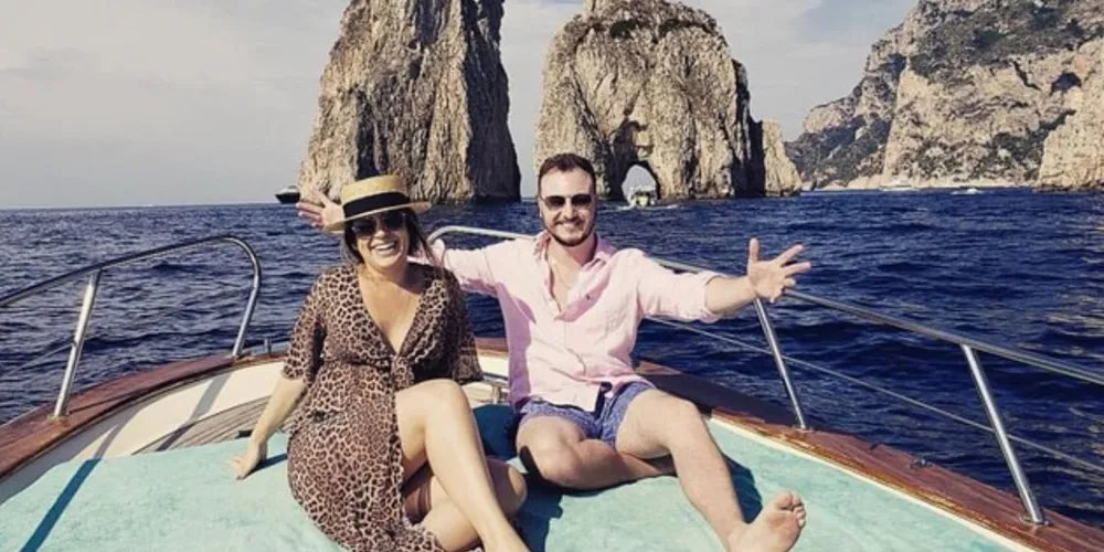 TRIP – O casal Airton e Lais Coradassi curte temporada de lazer e descanso conferindo as beleza e cultura da Itália. No registro especial, os apaixonados na Ilha de Capri, roteiro que encanta a todos que por ali passam.