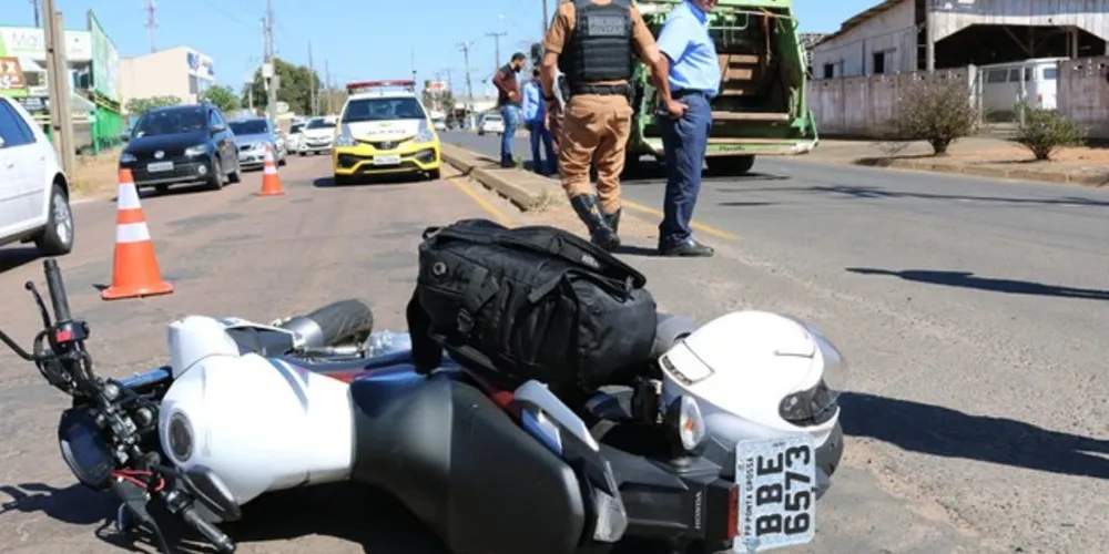 Imagem ilustrativa da imagem Piloto fica ferido após bater em caminhão de coleta de lixo