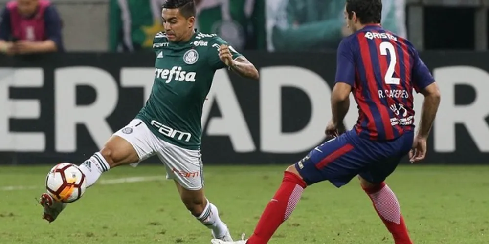 Imagem ilustrativa da imagem Com dois a menos, Palmeiras garante vaga nas quartas