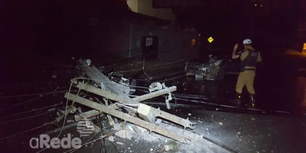 Imagem ilustrativa da imagem Carro é abandonado após batida contra poste no centro