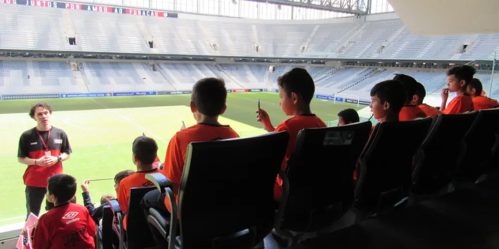 Imagem ilustrativa da imagem Alunos da Escola Furacão conhecem Arena da Baixada