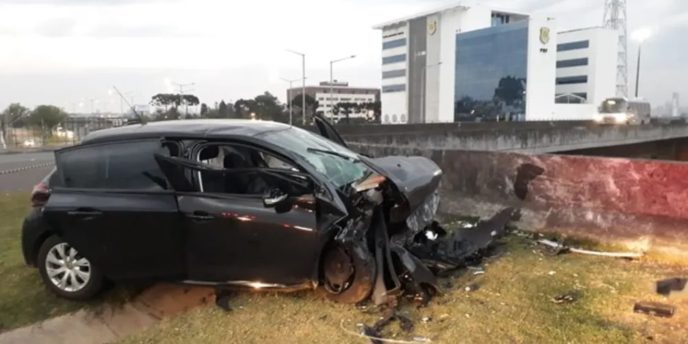 Imagem ilustrativa da imagem Idoso perde controle de carro e morre em grave acidente