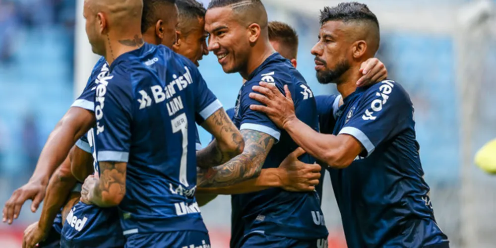 Imagem ilustrativa da imagem Grêmio goleia Botafogo e entra no G4 do Brasileirão
