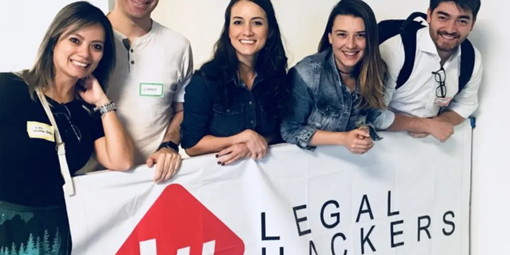Na foto, Gisele Ueno (Curitiba Legal Hackers), Leonardo Oliveira (Brasília), Aline Mapelli (Porto Alegre), Camila Rioja (São Paulo) e Guilherme Leonel (Campinas).