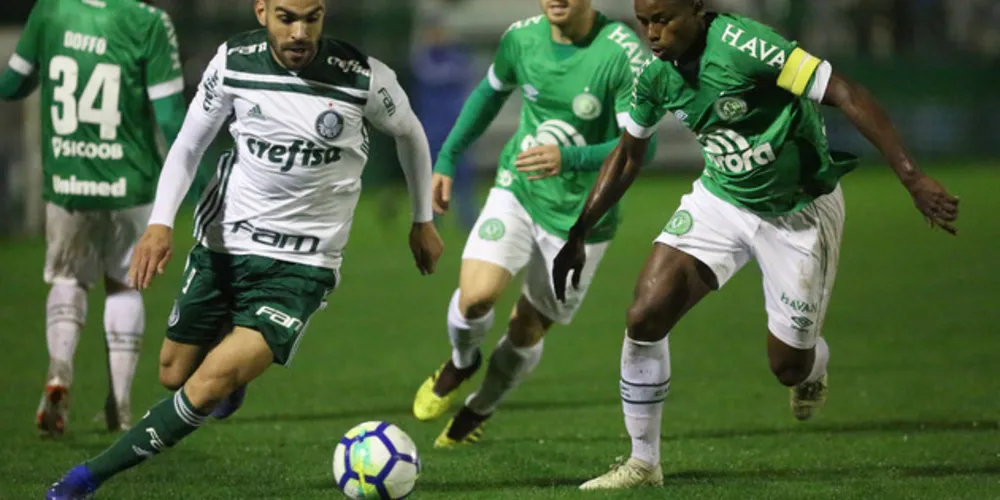 Imagem ilustrativa da imagem Palmeiras vence a Chape e diminui distância para o líder