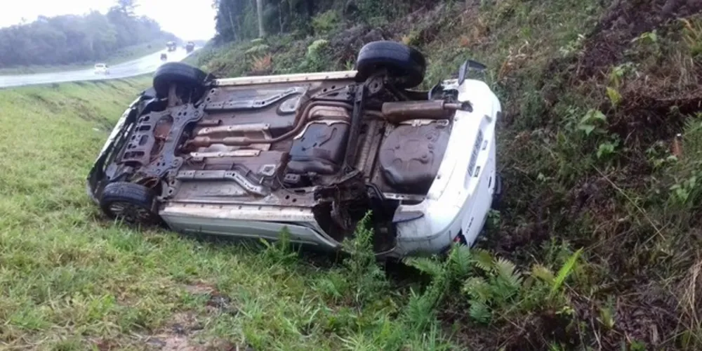 Imagem ilustrativa da imagem Carro capota na BR-277 e duas pessoas ficam feridas