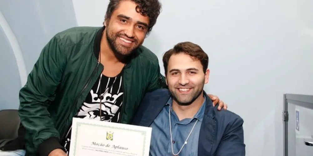 Imagem ilustrativa da imagem Felipe homenageia Hallorino Jr por uso de Libras em vídeo