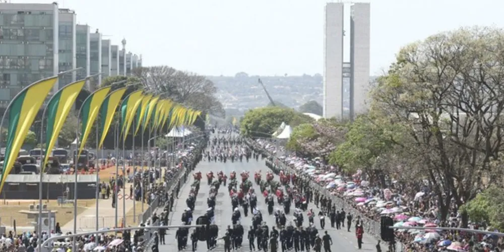 Estados e municípios também têm autonomia para definir serviços que abrem e fecham no feriado 