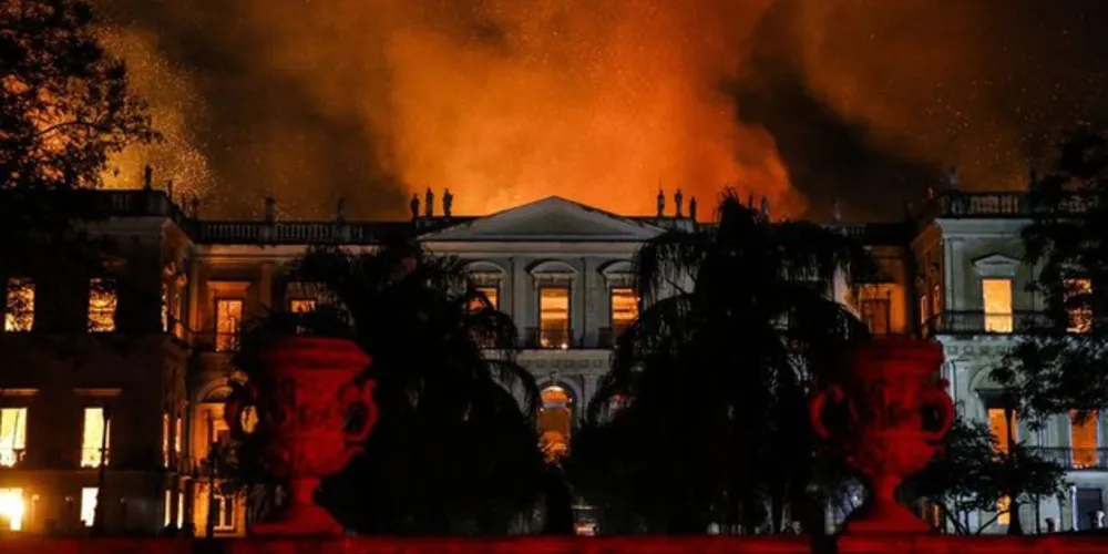 Imagem ilustrativa da imagem Incêndio destruiu acervo único sobre história africana, diz curadora