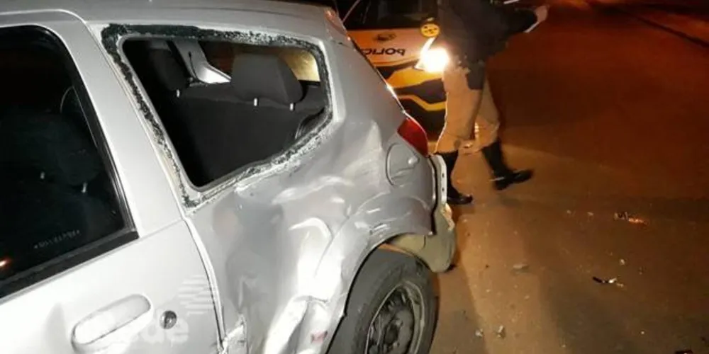 Imagem ilustrativa da imagem Carro e moto batem em cruzamento e jovem fica ferido