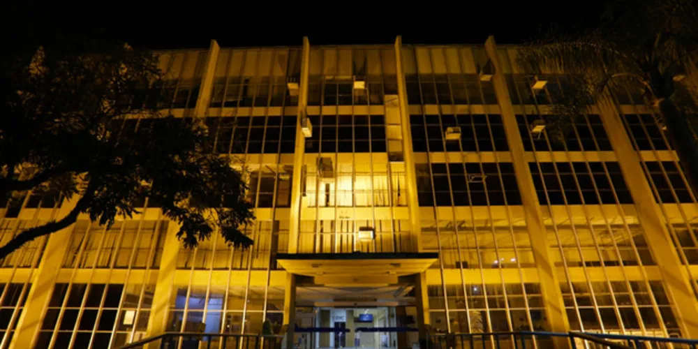 Imagem ilustrativa da imagem Prefeitura de PG ganha iluminação especial para o Setembro Amarelo