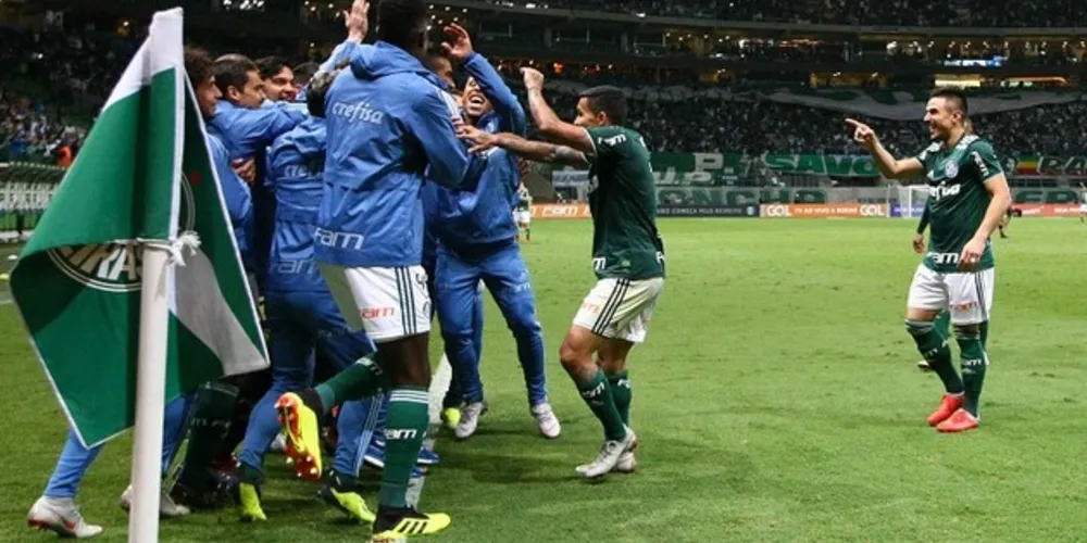Imagem ilustrativa da imagem Palmeiras supera Atlético-PR e encosta nos líderes