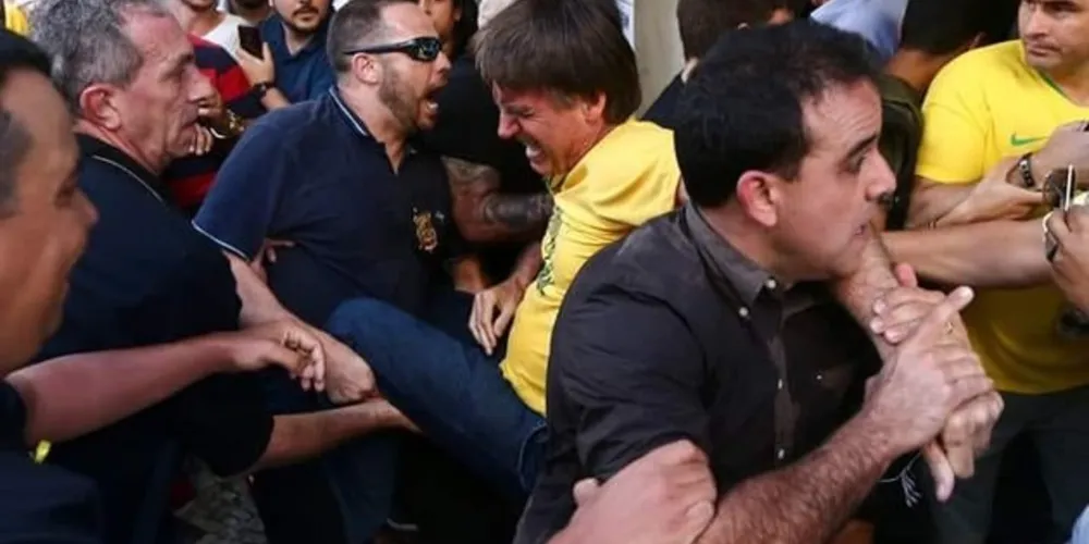 Imagem ilustrativa da imagem Jair Bolsonaro (PSL) é esfaqueado em Minas Gerais