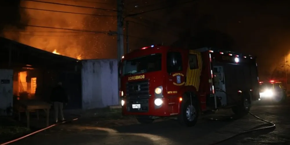 Imagem ilustrativa da imagem Incêndio destrói marcenaria em bairro de PG
