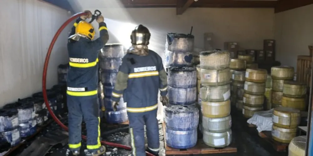 Imagem ilustrativa da imagem Bombeiros controlam incêndio em borracharia de PG