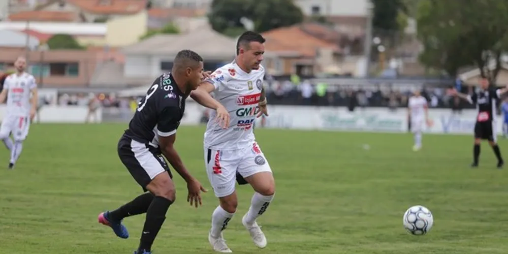 O atacante Lucas Batatinha é uma das dúvidas para o duelo