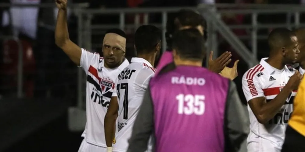 Imagem ilustrativa da imagem São Paulo vence Bahia e reassume a liderança