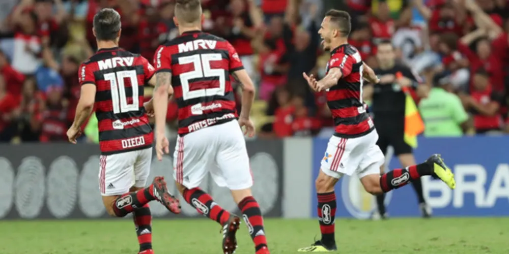 Imagem ilustrativa da imagem Flamengo bate a Chape e volta a vencer no Brasileirão