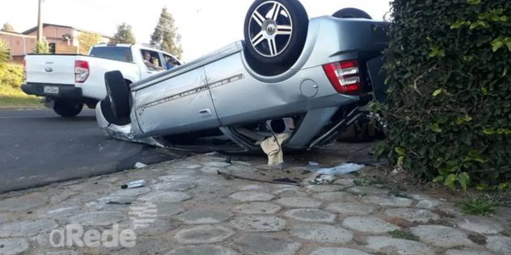Imagem ilustrativa da imagem Carro capota após invadir calçada na Monteiro Lobato