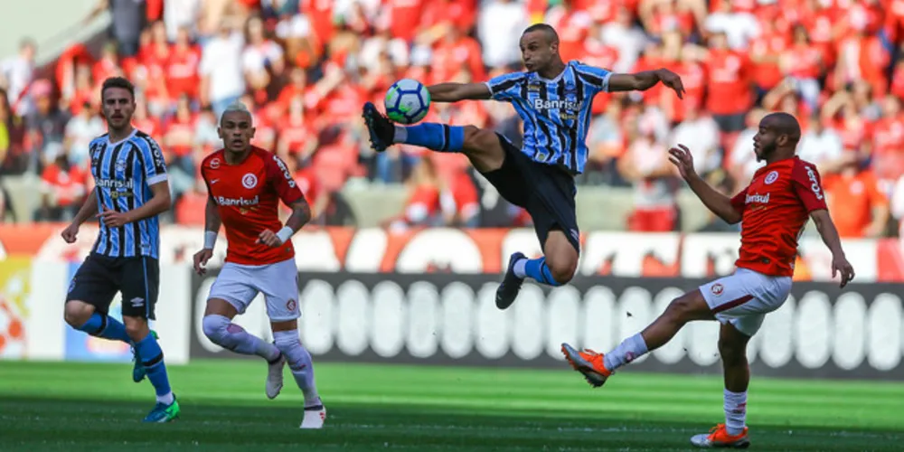 Imagem ilustrativa da imagem Internacional vence Gre-Nal e retoma liderança
