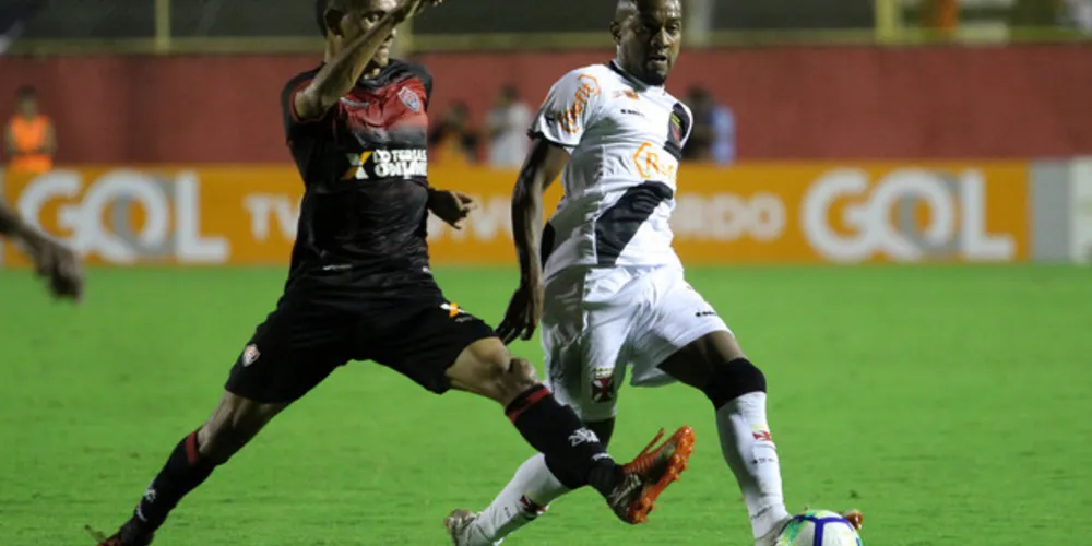 Imagem ilustrativa da imagem Vitória bate o Vasco e se afasta da zona de rebaixamento
