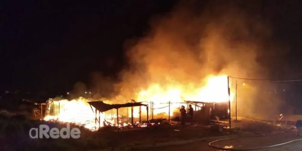 Imagem ilustrativa da imagem Bombeiros levam duas horas para controlar incêndio