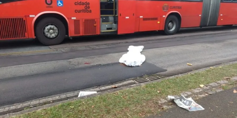 Imagem ilustrativa da imagem Cobradora morre atropelada por biarticulado em Curitiba