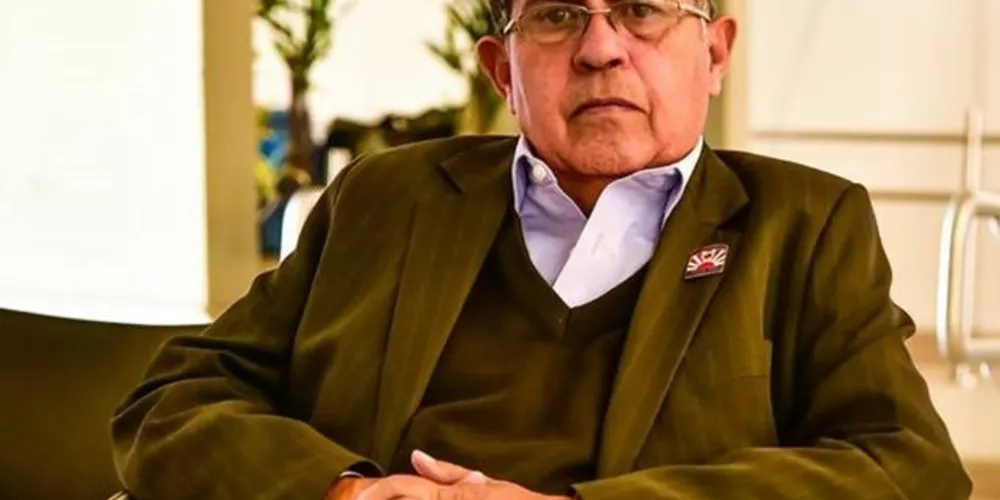 BRINDE A VIDA - O renomado colunista social Alvaro Andrade será muito cumprimentado pela passagem de seu aniversário nesta terça-feira (11). Vale ressaltar que Alvaro comemora neste ano, 46 anos de atuação como colunista social em nossa cidade. Alvaro, com seu estilo próprio, dedicou sua vida contando um pouco da historia de nossa cidade, eternizando momentos felizes de muitas famílias. Da coluna RC os votos de alegrias.