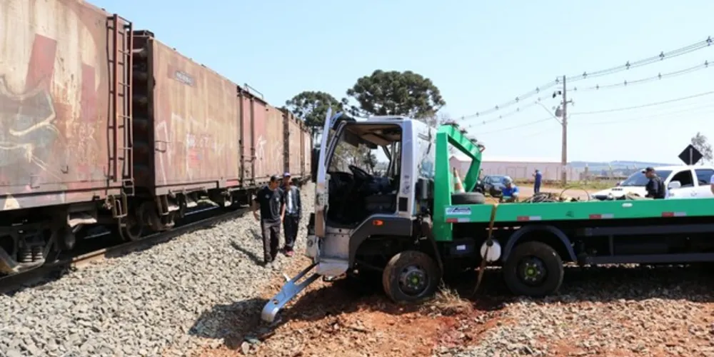 Imagem ilustrativa da imagem Colisão entre caminhão e trem deixa homem ferido