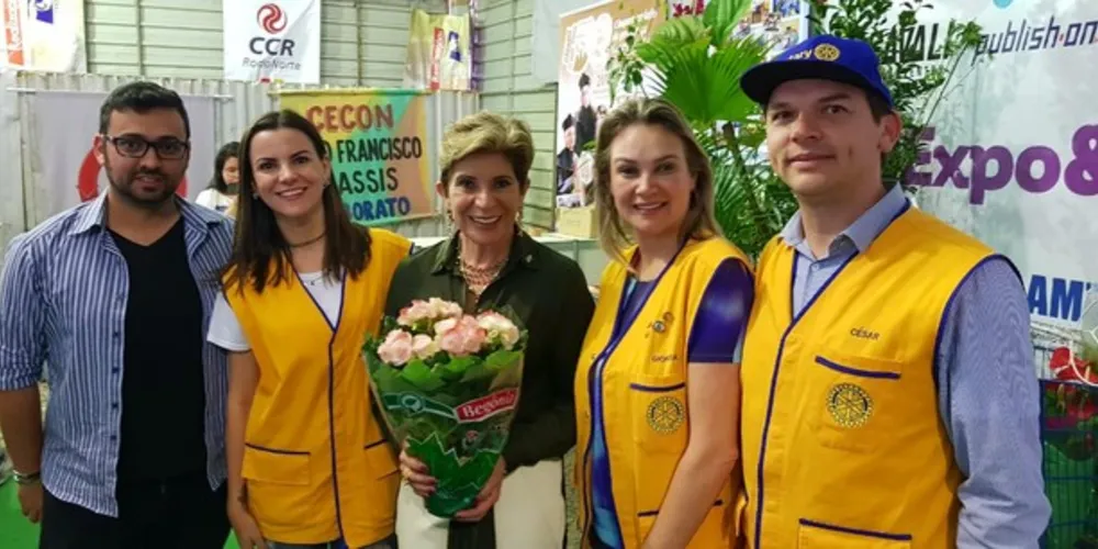 8ª EXPO & FLOR - Prestigiando a 8 ª Expo&Flor, Rhamonn Rangel Cottar (Rotary Uvaranas), Ana Rita (Rotary Alagados), a vice prefeita Elizabeth Schmidt, Giorgia Bochenek e Cesar Antônio Bochenek (Rotary Alagados). 