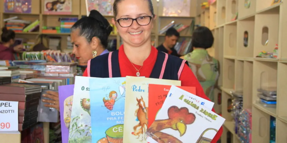 Imagem ilustrativa da imagem Escolas de PG renovam bibliotecas na Feira do Livro